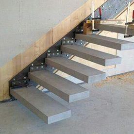 Treppe im Innenbereich im Aufbau ohne Geländer
